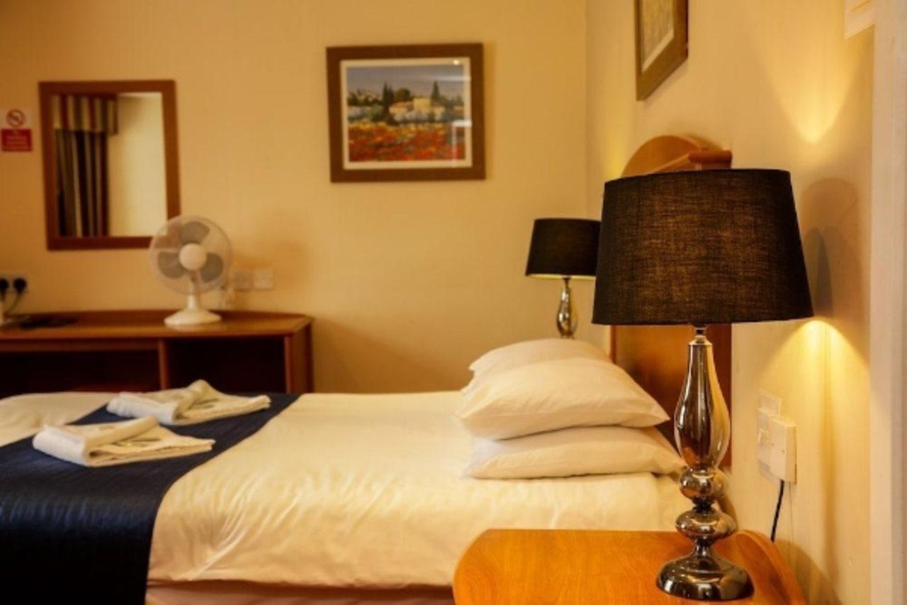 Chesters Hotel & Restaurant Salford  Extérieur photo